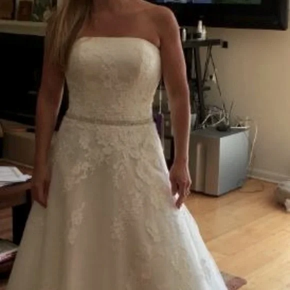 A-Line/Princess Strapless Wedding Dress -Unaltered - Picture 2 of 5